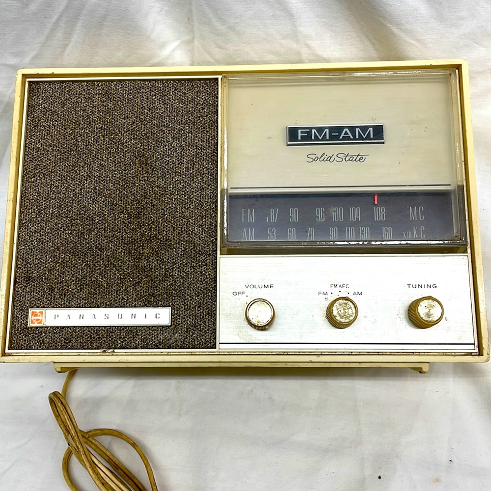 Vintage Panasonic FM AM solid state electricity radio 10.5x7x4.5